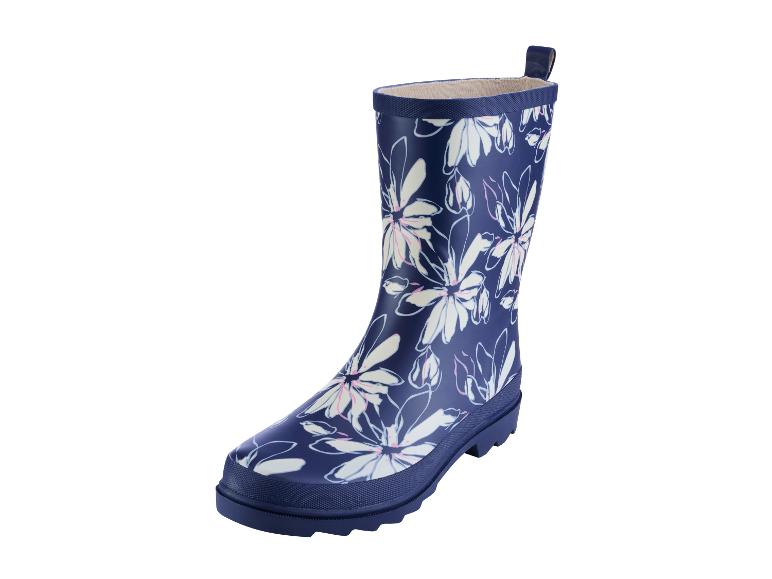 Blaue Gummistiefel mit Blumenmuster.