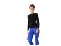 Frau in schwarzem Langarmshirt und blauen Leggings, hält eine Wasserflasche.