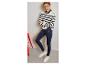 Frau im gestreiften ESMARA® Strickpullover und dunkler Hose.