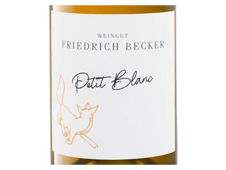 Weißweinflasche mit Etikett, das eine Katzenillustration und „Petit Blanc“ in Schreibschrift zeigt.