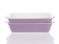 Zwei lilafarbene Auflaufformen, ideal zum Backen.