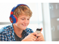 Teenager mit Kopfhörern und kariertem Hemd benutzt ein Smartphone.