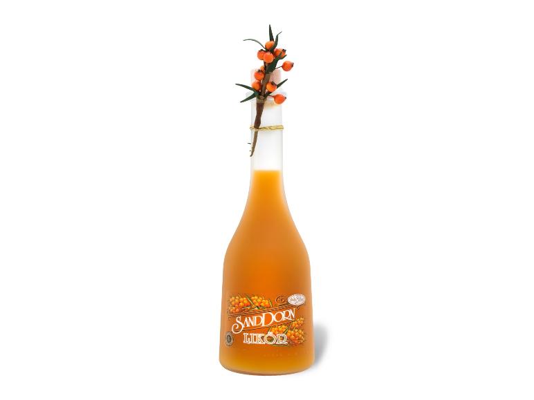 Flasche Sanddornlikör mit einem dekorativen Sanddornzweig