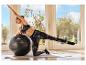 Eine Frau in CRIVIT Sporttights trainiert mit einem Gymnastikball.