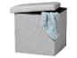 Hellgraue Aufbewahrungsbox mit offenem Deckel und blauer Strickdecke.