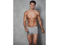 Mann trägt graue Boxershorts.