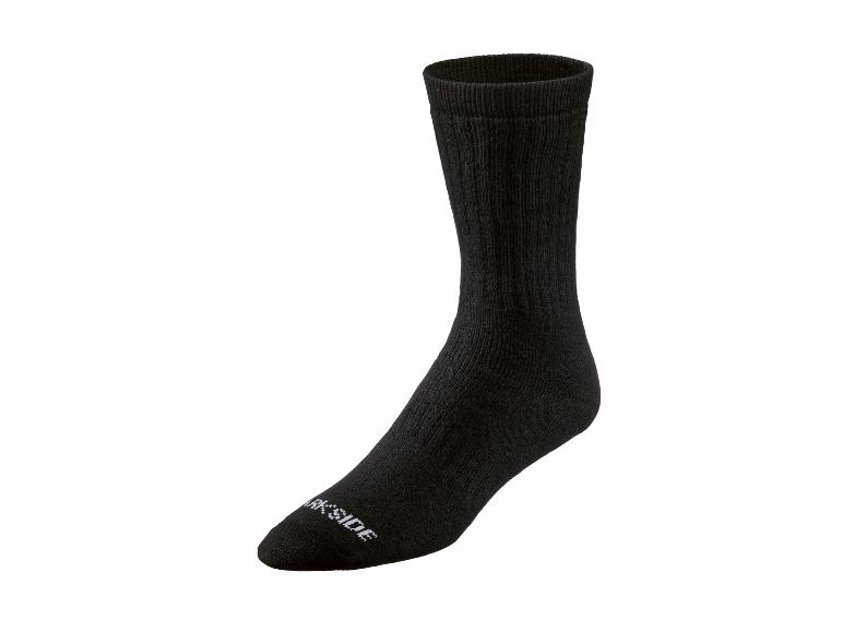 Schwarze Socke mit weißem Text auf den Zehen