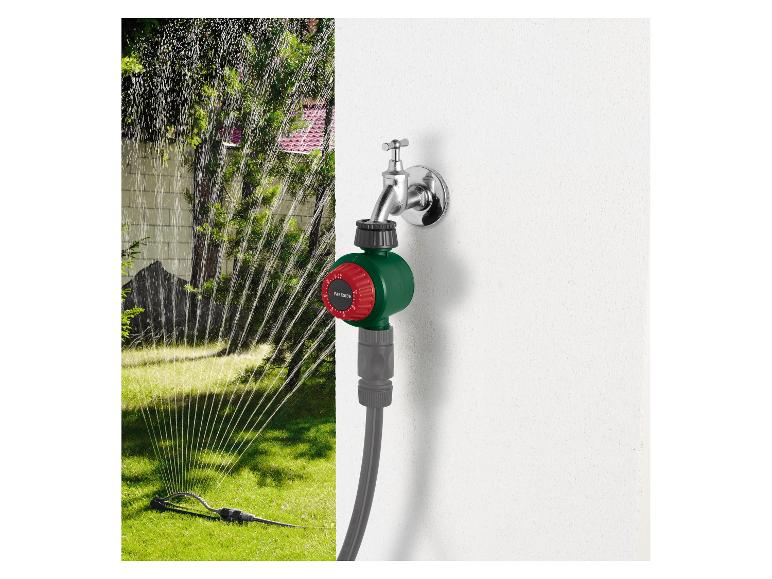 PARKSIDE Bewässerungstimer an einem Wasserhahn, mit einem Rasensprenger, der einen Rasen im Hintergrund bewässert.