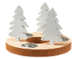 Holzkerzenhalter mit drei weißen Tannenbäumen und vier Metalleinsätzen für Kerzen.