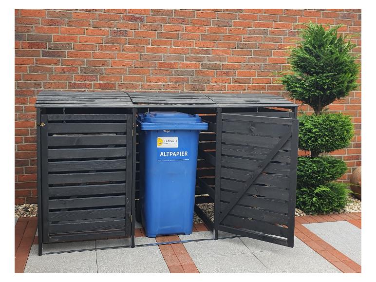 Ein blauer Papiermülleimer in einem schwarzen Holz-Abfallbehälter mit Türen.