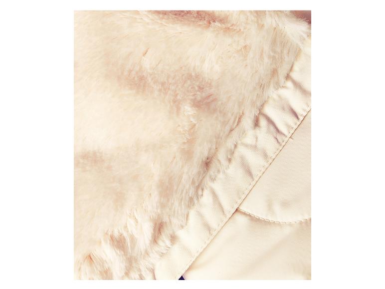 Cremefarbenes Kunstfell und gesteppter Stoff.