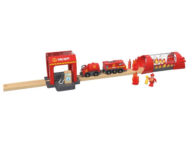 Holzeisenbahn mit Feuerwehrlokomotive, Tankwagen und Feuerwehrmann.