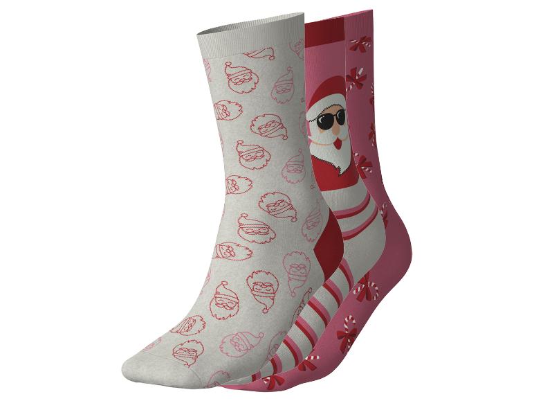 Drei Weihnachtssocken mit Weihnachtsmann- und Zuckerstangenmustern.