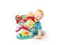 Ein Baby spielt mit einem Clementoni Disney Baby Spielhaus.