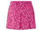 Rosa Shorts mit Blumenmuster.