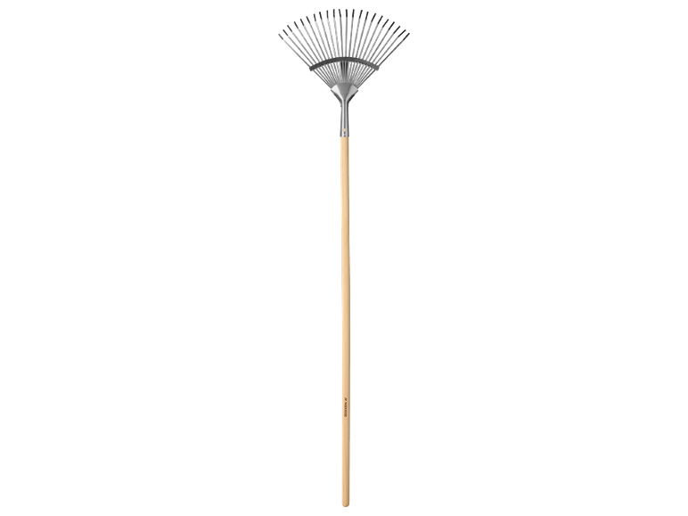 Metall-Laubrechen mit Holzstiel.