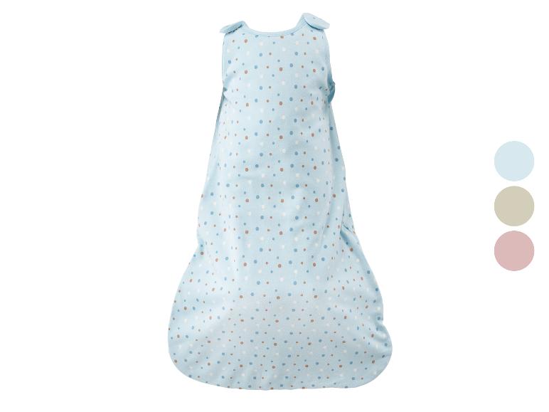 Blauer Babyschlafsack mit farbigem Punktmuster.