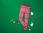 Rote Weihnachts-Pyjamahose mit Lebkuchenmuster und Christbaumschmuck.
