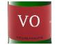 Rotes Weinetikett mit den Buchstaben „VO“ und „RIESLING FEINHERB“ auf einer grünen Flasche.