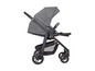 Ein grauer Graco Kinderwagen mit Klappfunktion.