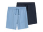 Zwei Shorts, eine hellblaue und eine dunkelblaue.