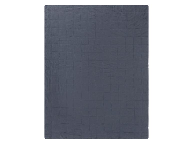 Dunkelblaue Steppdecke, minimalistischer Stil.