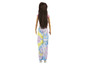Eine Barbie-Puppe mit Tie-Dye-Hose.