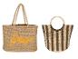Zwei Stroh-Strandtaschen: eine große beige Tragetasche mit „La Playa“ und eine kleine gestreifte braune Tasche.