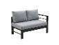 Zweisitzer-Outdoor-Sofa mit schwarzem Rahmen und grauen Kissen