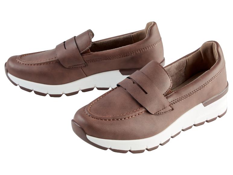 Zwei braune Loafer mit weißen Sohlen