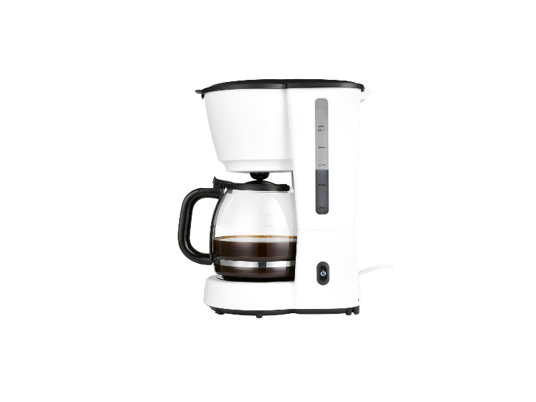 Eine weiße Kaffeemaschine mit einer Glaskanne voller Kaffee.