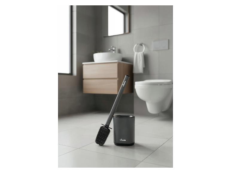 Graue Toilettenbürste mit Halter in einem modernen Badezimmer.