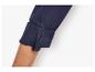 Detail einer dunkelblauen Langarm-Bluse.