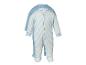 Zwei Baby-Schlafanzüge aus Baumwolle, einer blau-weiß gestreift und einer unifarben blau.
