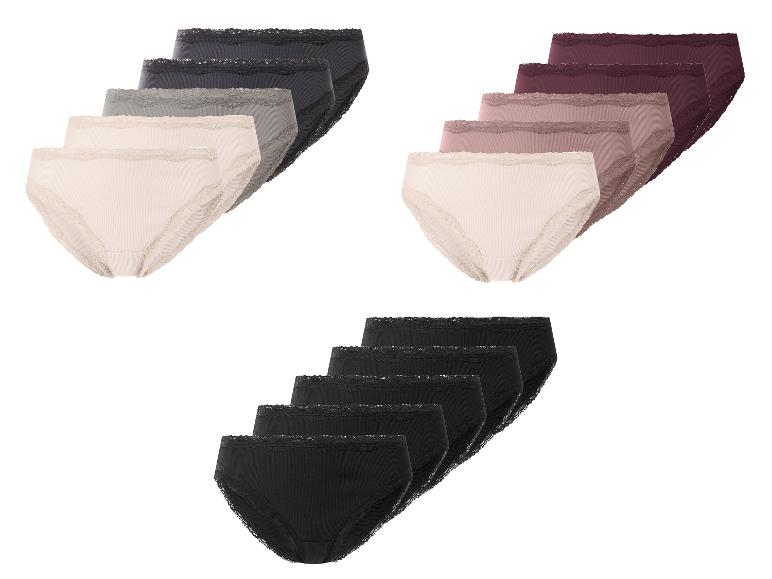 Packungen gerippter Damen-Slips mit Spitzenbesatz in verschiedenen Farben, darunter Schwarz, Grau und Bordeaux.