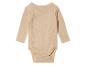 Ein beiger Baby-Body mit langen Ärmeln.
