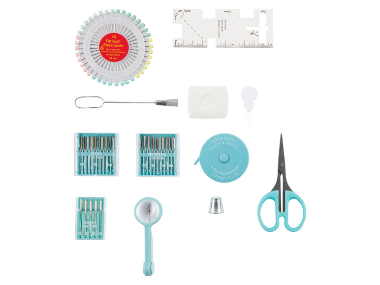 Nadeln, Stecknadeln, Maßband, Schere und weiteres Nähzubehör