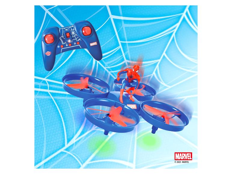 Spider-Man Drohne mit Fernbedienung, auf blauem Spinnennetz-Hintergrund.