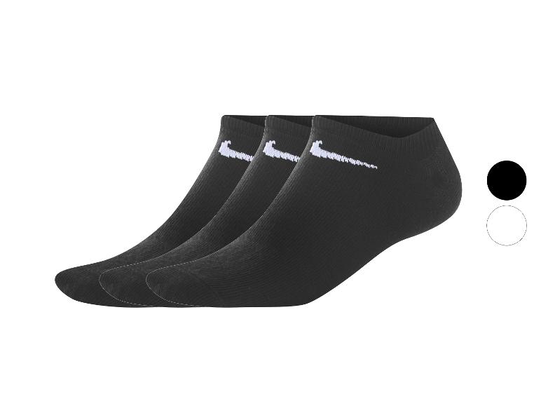 Drei Paar schwarze, niedrige Sportsocken mit weißem Logo.
