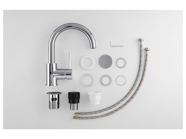 Eine verchromte Küchenarmatur mit Zubehör, darunter zwei Anschlussschläuche.