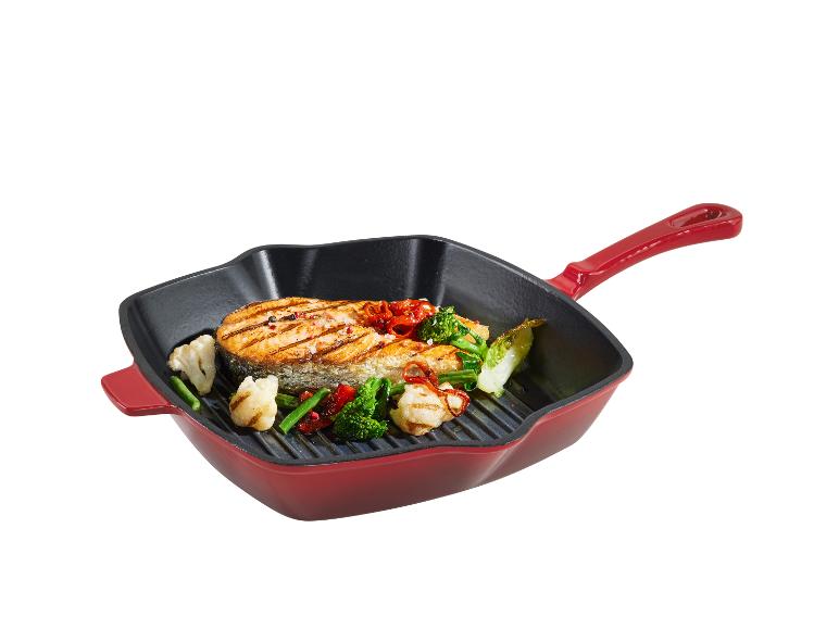 Gegrillter Lachs mit Gemüse in einer roten Pfanne.