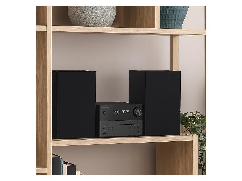 Schwarzes Karcher Mikrosystem mit Lautsprechern auf einem Holzregal