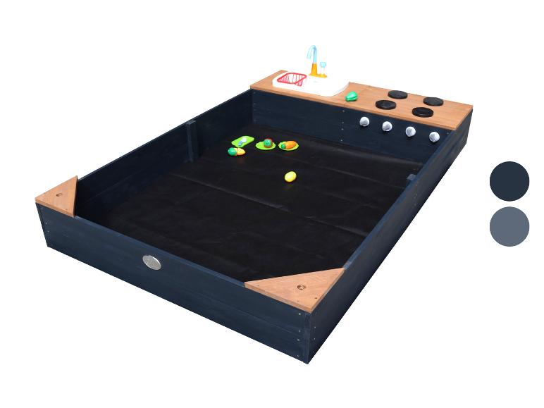 Dunkelblauer Holzsandkasten mit integrierter Matschküche und Spielzubehör.