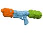 Bunte Wasserpistole in Orange, Blau und Grün mit einem Tornado-Logo.