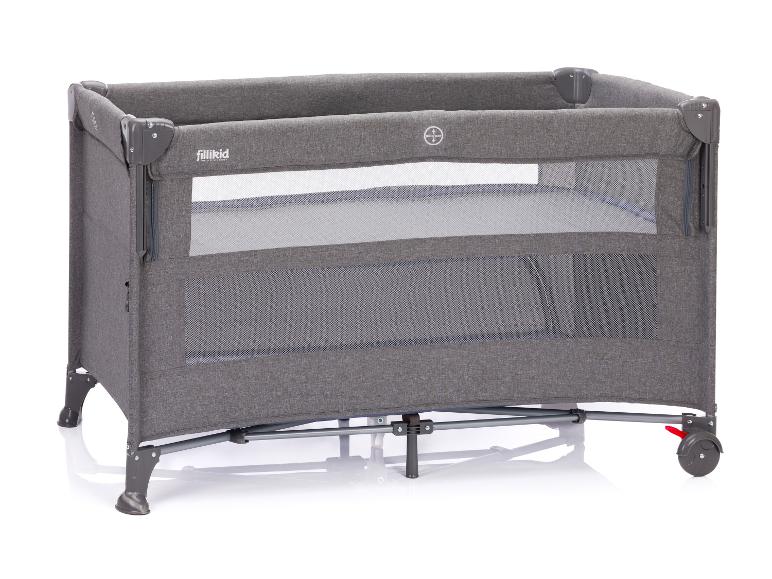 Graues fillikid Reisebett mit Netzpaneelen und Rollen.