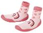 Ein Paar rosa Babysocken mit Gummisohle.