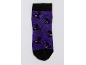 Lila Socke mit schwarzen Hexenhüten, schwarzem Bündchen und Spitze.