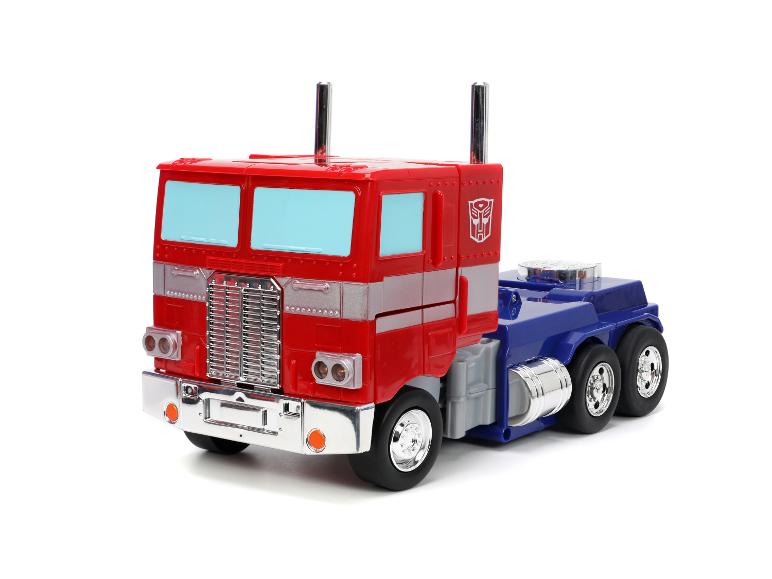 Ein Optimus Prime Spielzeug, ein roter und blauer LKW, auf weißem Hintergrund.
