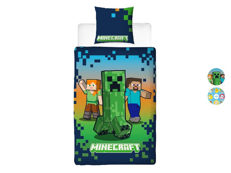 Bettbezug- und Kissenbezug-Set mit pixeligen Charakteren und Landschaft.