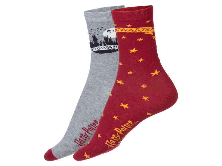 Zwei Paar Harry Potter Socken, eines mit Hogwarts und Sternen, das andere mit grauem Hintergrund.